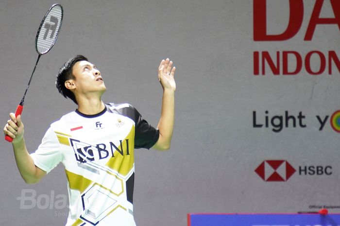 Pemain Tunggal Putra Indonesia, Shesar Hiren Rhustavito saat derbi melawan Jonatan Christie di babak kedua Indonesia Masters 2023 (26/1/23) Istora Senayan Jakarta