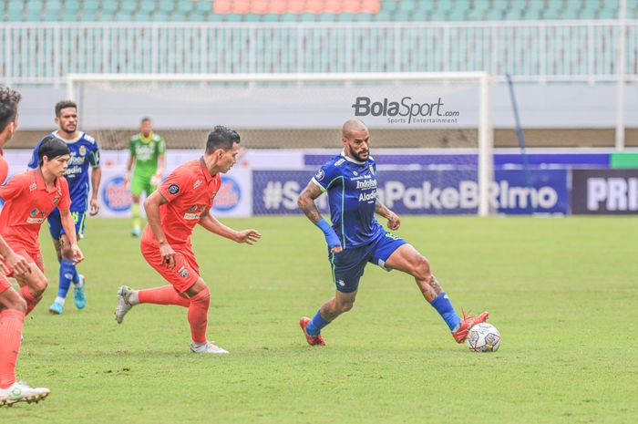 Penyerang Persib Bandung, David Da Silva (kanan), sedang menguasai bola dalam laga pekan ke-20 Liga 1 2022 di Stadion Pakansari, Bogor, Jawa Barat, 26 Januari 2023.