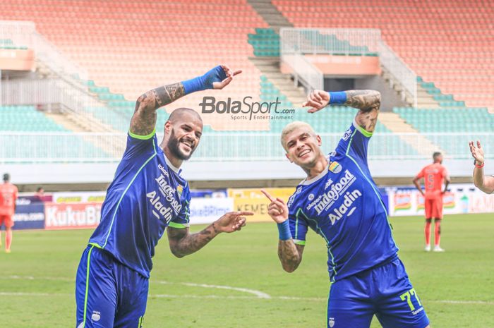 Ciro Alves (kanan) sedang melakukan selebrasi dengan David Da Silva (kiri) yang mampu mencetak gol dalam laga pekan ke-20 Liga 1 2022 di Stadion Pakansari, Bogor, Jawa Barat, 26 Januari 2023.