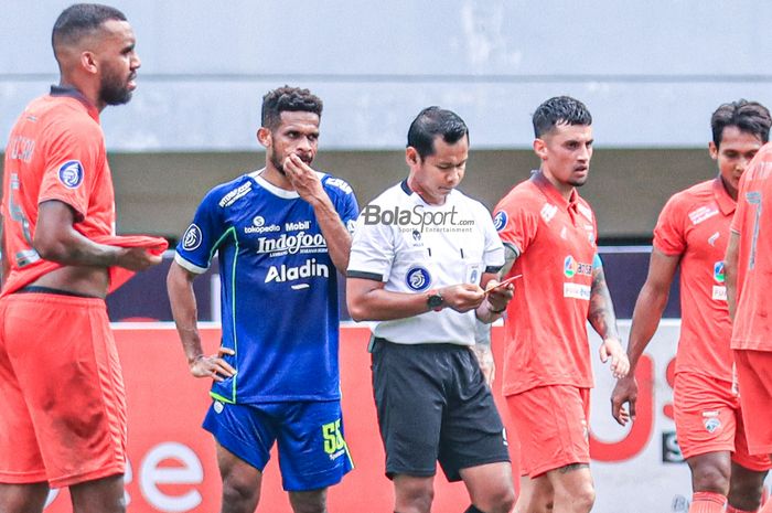 Pemain Persib Bandung, Ricky Kambuaya (kiri), sedang kebingungan setelah diganjar kartu kuning kedua oleh wasit dalam laga pekan ke-20 Liga 1 2022 di Stadion Pakansari, Bogor, Jawa Barat, 26 Januari 2023.