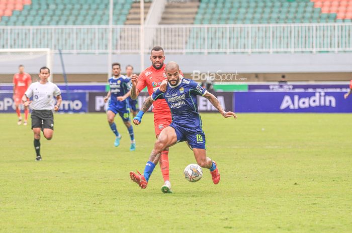 Pelatih Persib Bandung Bojan Hodak mengungkapkan kondisi beberapa pemainnya jelang lawan PSIS Semarang. David da Silva dan Teja Paku Alam tengah menjalani latihan secara terpisah.