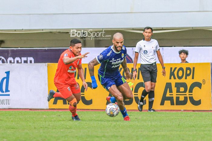 Striker Persib Bandung, David Da Silva (kanan), sedang menguasai bola dan dibayangi pemain Borneo FC bernama Muhammad Fajar Fathurrahman (kiri) dalam laga pekan ke-20 Liga 1 2022 di Stadion Pakansari, Bogor, Jawa Barat, 26 Januari 2023.
