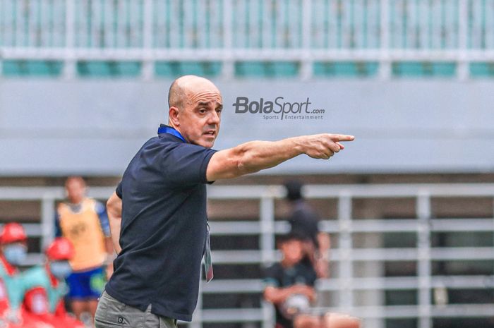 Pelatih Borneo FC, Andre Luiz Alves Santos (Andre Gaspar), sedang memberikan intruksi kepada para pemainnya bertanding dalam laga pekan ke-20 Liga 1 2022 di Stadion Pakansari, Bogor, Jawa Barat, 26 Januari 2023.