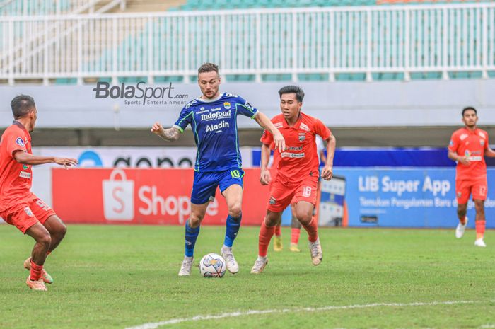 Pemain Persib Bandung, Marc Klok (kiri), sedang menguasai bola dan dibayangi pilar Borneo FC bernama Muhammad Taufany Muslihuddin (kanan) dalam laga pekan ke-20 Liga 1 2022 di Stadion Pakansari, Bogor, Jawa Barat, 26 Januari 2023.