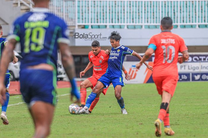 Striker Borneo FC, Matheus Antonio De Sousa Santos alias Matheus Pato (kiri), sedang berebut bola dengan bek Persib Bandung bernama Kakang Rudianto (kanan) dalam laga pekan ke-20 Liga 1 2022 di Stadion Pakansari, Bogor, Jawa Barat, 26 Januari 2023.