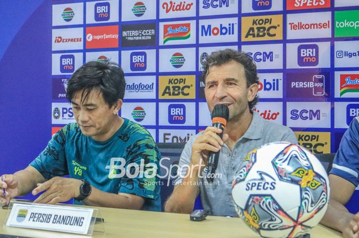 Pelatih Persib Bandung, Luis Milla (kanan), sedang memberikan keterangan kepada awak media setelah laga pekan ke-20 Liga 1 2022 di Stadion Pakansari, Bogor, Jawa Barat, 26 Januari 2023.