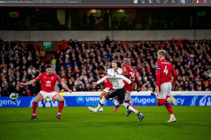 Marcus Rashford mencetak gol ke gawang Nottingham Forest pada laga leg 1 babak semifinal Piala Liga Inggris 2022-2023 di City Ground Stadium, Rabu (25/1/2023).