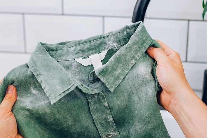 Cara menghilangkan noda keringat pada baju putih: ibu rumah tangga berbagi 3 rahasia