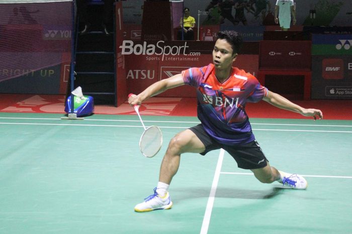Tunggal putra Indonesia, Anthony Sinisuka Ginting, saat melawan Shi Yu Qi (China) pada babak 16 besar Indonesia Masters 2023 di Istora Senayan, Jakarta, Kamis (26/1/2023).