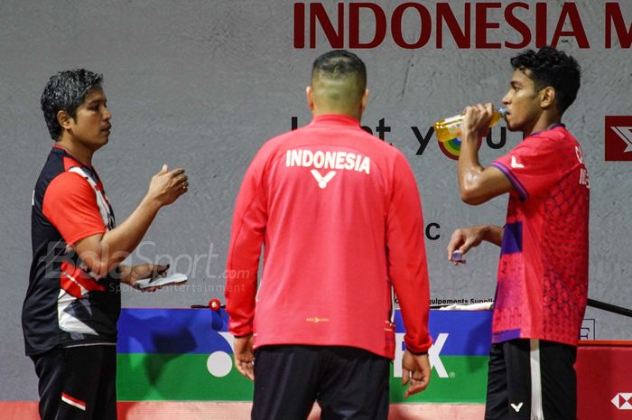 Coach Irwansyah saat menampingi Chico Aura Dwi Wardoyo pada perempat final Indonesia Masters 2023 di Istora Senayan, Jakarta,  Jumat (27/1/2023). 