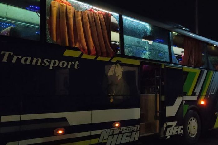 Kondisi bus Arema FC usai alami pelemparan batu oleh oknum usai laga melawan PSS Sleman di Stadion Maguwoharjo, Sleman, Yogyakarta, pada Kamis (26/1/2023)