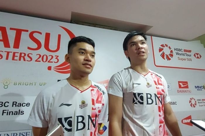 Pasangan ganda putra Leo Rolly Carnando/Daniel Marthin Saat menemui awak media seusai mengalahkan Hendra Setiawan/Muhammad Ahsan dengan skor 21-14, 21-17 pada babak 16 besar di Istora Senayan, Jakarta, Kamis (26/1/2023).