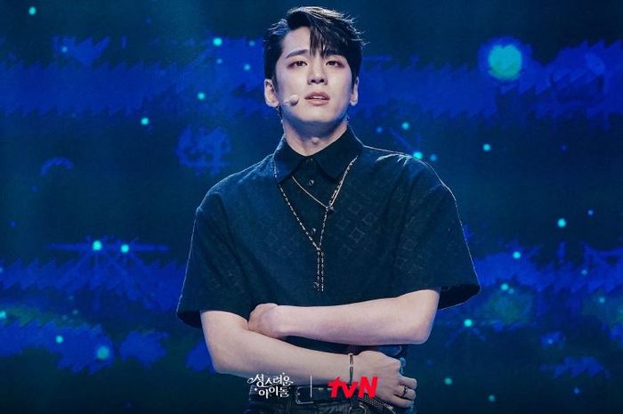 Kim Min Kyu sebagai Woo Yeon Woo, idol K-Pop di The Heavenly Idol.