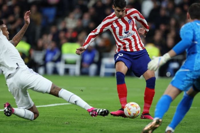 Alvaro Morata mencetak gol untuk Atletico Madrid ke gawang Real Madrid pada perempat final Copa del Rey 2022-2023.