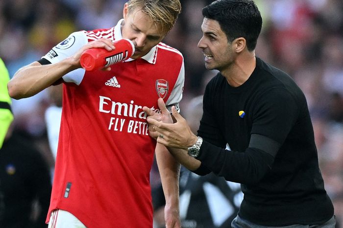 Mikel Arteta (kanan) pede membawa Arsenal lolos ke Liga Champions 2023-2024.