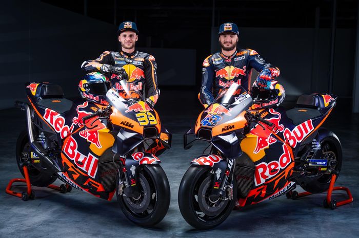 Brad Binder dan Jack Miller berpose dengan seragam dan motor tim Red Bull KTM dalam perilisan tim untuk MotoGP 2023 pada Kamis (26/1/2023). 