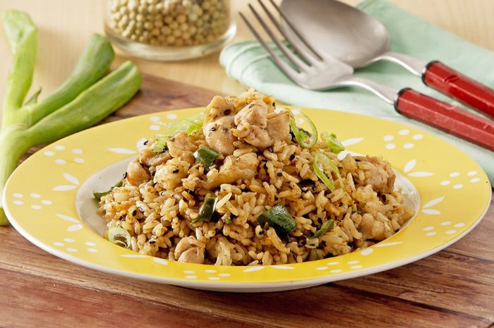 Hidangan nasi goreng teriyaki wijen enak yang cocok untuk menu buka puasa Ramadan