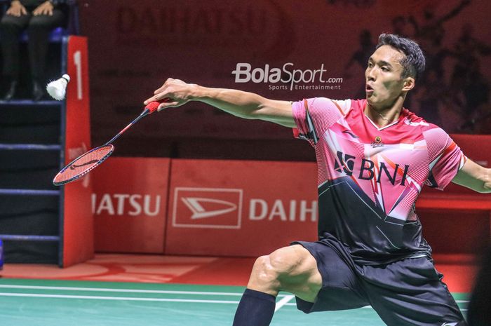Tunggal putra Indonesia, Jonatan Christie, saat tampil melawan Shi Yu Qi (China) pada semifinal Indonesia Masters 2023 di Istora Senayan, Jakarta, Sabtu (28/1/2023).