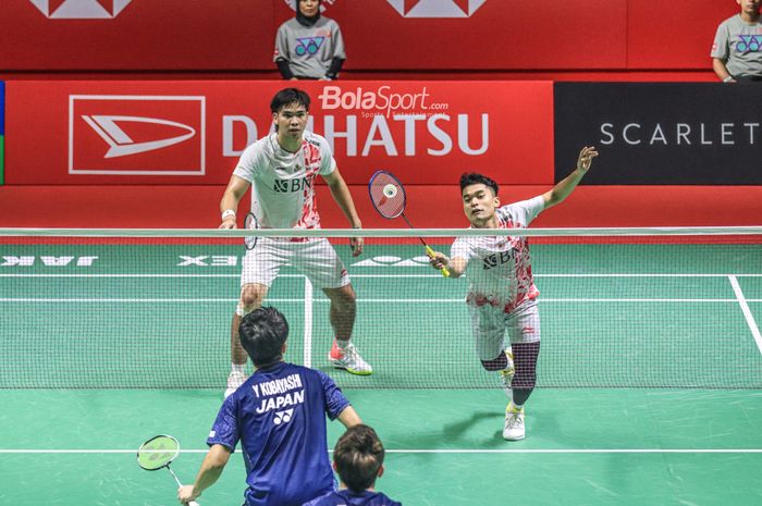 Atlet bulu tangkis ganda putra Indonesia, Leo Rolly Carnando/Daniel Marthin, sedang bertanding dalam laga semifinal Indonesia Masters 2023 di Istora Senayan, Jakarta, 28 Januari 2023.