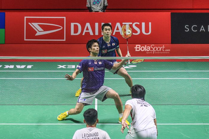 Atlet bulu tangkis ganda putra Jepang, Takuro Hoki/Yugo Kobayashi, sedang bertanding dalam laga semifinal Indonesia Masters 2023 di Istora Senayan, Jakarta, 28 Januari 2023.
