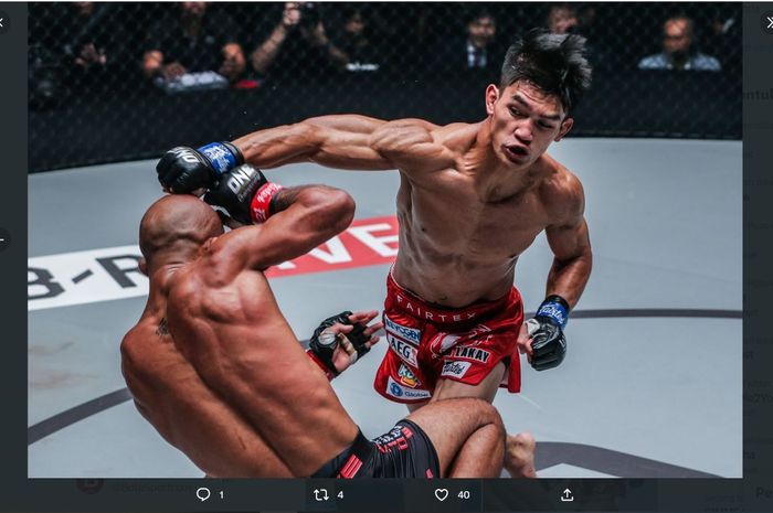 Calon lawan Eko Roni Saputra, Danny Kingad (kanan) saat berduel dengan Demetrious Johnson (kiri)