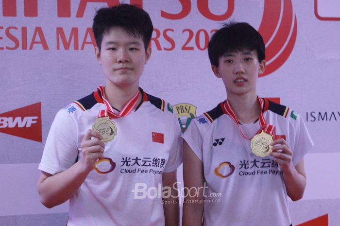 Pasangan ganda putri China, Liu Sheng Shu/Zhang Shu Xian, berpose dengan medali juara Indonesia Masters 2023 di Istora Senayan, Jakarta, Minggu (29/1/2023).