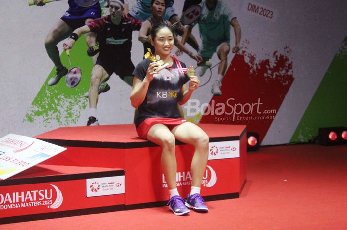 Pebulu tangkis tunggal putri Korea Selatan, An Se-young, berpose dengan medali juara Indonesia Masters 2023 di Istora Senayan, Jakarta, Minggu (29/1/2023).
