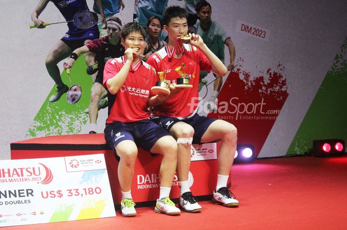 Pasangan ganda campuran, Feng Yan Zhe/Huang Dong Ping, menjadi juara usai memenangkan laga final Indonesia Masters 2023 di Istora Senayan, Jakarta, Minggu (29/1/2023).