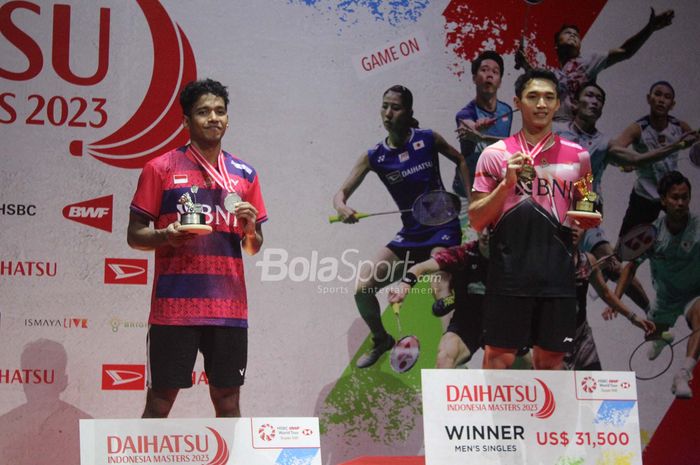 Tunggal Putra Indonesia, Jonatan Christie (kanan), Chico Aura Dwi Wardoyo (kiri)  bertemu di babak final Indonesia Masters 2023 di Istora Senayan, Jakarta, Minggu (29/1/2023).