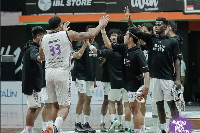 Tim Bali United Basketball menjalani pemanasan jelang pertandingan melawan Evos Thunder Bogor di Gor Merpati, Denpasar pada 21 Januari 2023