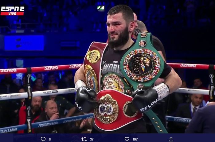 Raja tinju kelas berat ringan penyangga tiga sabuk, Artur Beterbiev, seusai kemenangannya atas Anthony Yarde