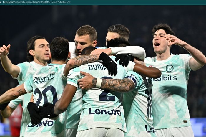 Inter Milan berhasil mendepak posisi AC Milan dari peringkat kedua klasemen sementara Liga Italia setelah berhasil menuai kemenangan atas Cremonese.