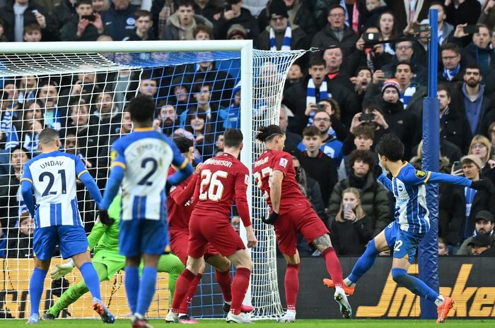 Winger Brighton &amp; Hove Albion, Kaoru Mitoma (22), mencetak gol kemenangan ke gawang Liverpool pada putaran keempat Piala FA 2022-2023 di Amex Stadium, Minggu (29/1/2023).