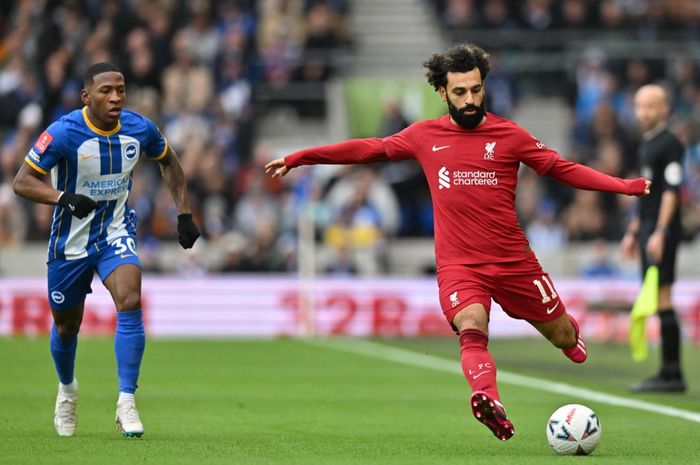 Penyerang Liverpool, Mohamed Salah, beraksi dalam laga ronde keempat Piala FA kontra Brighton and Hove Albion di Stadion Amex, Minggu (29/1/2023). Salah termasuk pemain Muslim yang menjadi bintang di Liga Inggris.