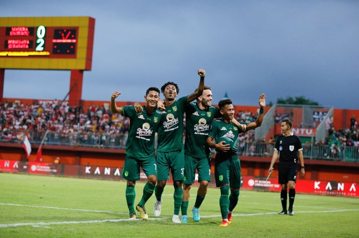 Pemain Persebaya Surabaya saat melakukan selebrasi setelah mencetak gol ke gawang Madura United, Minggu (29/1/2023).