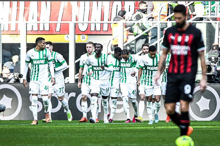 Para pemain Sassuolo merayakan gol ke gawang AC Milan dalam giornata 20 Liga Italia 2022-2023 di Stadion San Siro, Minggu (29/1/2023).