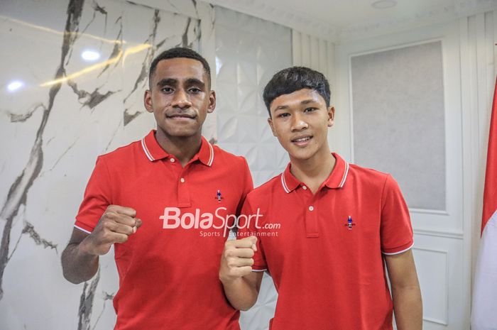 Wonderkid Barito Putera, Muhammad Iqbal Gwijangge (kiri) dan pemain Persib Bandung, Eriko Sulastiano (kanan), saat ditemui di Kantor Kemenpora, Senayan, Jakarta, 30 Januari 2023.