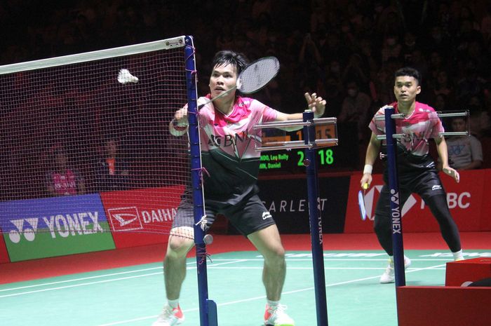 Ganda Putra Indonesia, Leo Rolly Carnando (Kanan), Daniel Marthin (Kiri). Ganda Putra Indonesia lolos babak final dan menjadi juara ganda putra di daihatsu indonesia masters 2023