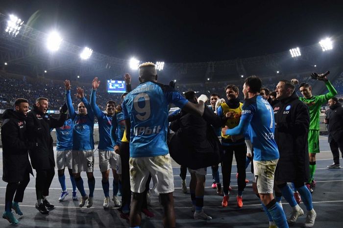 Para pemain Napoli merayakan kemenangan atas AS Roma pada pekan ke-20 Liga Italia 2022-2023 di Stadion Diego Armando Maradona, Minggu (29/1/2023).