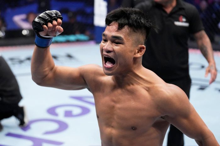 Selebrasi petarung Indonesia, Jeka Saragih, usai memenangi semifinal Road to UFC, Minggu (23/10/2022) 