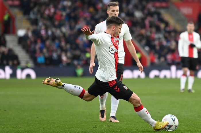 Master free-kick Southampton yang baru, Romain Perraud, mencetak gol di Piala FA. The Saints punya penerus James Ward-Prowse yang ukir 16 gol tendangan bebas terakhir kubu St. Mary's.