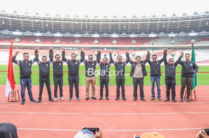 Ketua Komite Banding Pemilihan, Gusti Randa, sedang berfoto bersama dengan beberapa perwakilan Komite Pemilihan salah satunya Amir Burhanuddin di Stadion Gelora Bung Karno, Senayan, Jakarta, 31 Januari 2023.