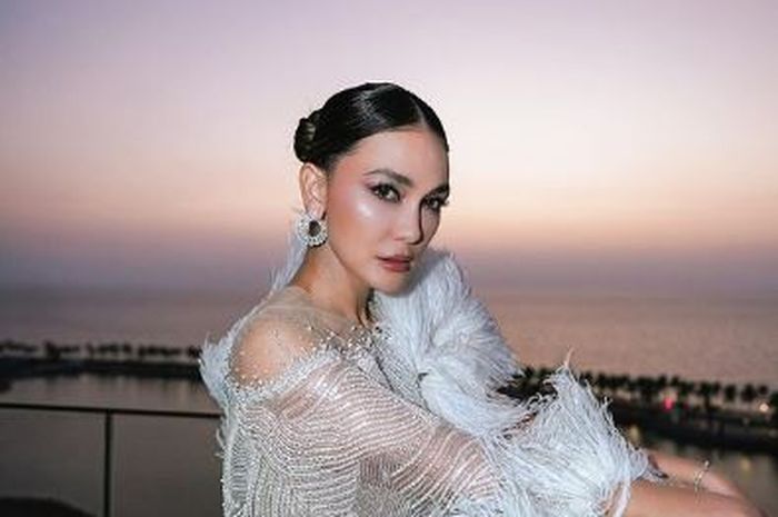 Mbak Bulan Cantiknya Natural Penampilan Luna Maya Kenakan Kimono Bikin Netizen Klepek Klepek