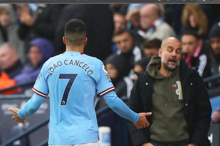 Joao Cancelo dan Pep Guardiola dalam sebuah pertandingan untuk Manchester City.
