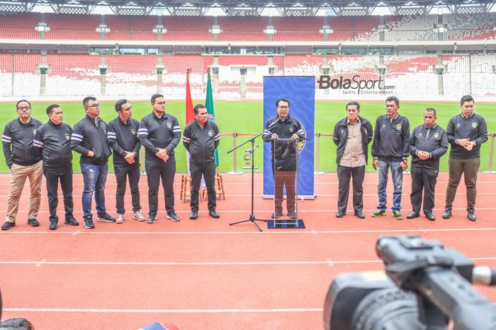 Ketua Komite Pemilihan, Amir Burhanuddin (tengah), sedang memberikan keterangan kepada awak media di Stadion Gelora Bung Karno, Senayan, Jakarta, 31 Januari 2023.