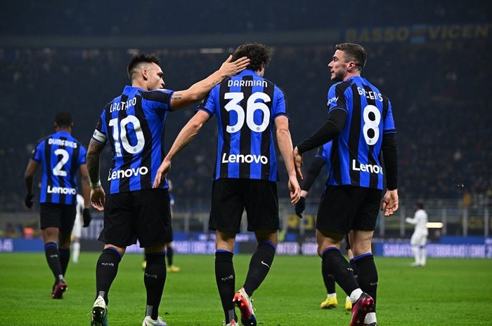 Bek inter Milan, Matteo Darmian (36) merayakan gol yang dicetaknya ke gawang Atalanta bersama Ryan Gosens dan Lautaro Martinez pada partai perempat final Coppa Italia 2022-2023.