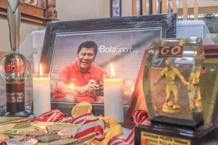 Peti jenazah almarhum Benny Dollo dihiasi fotonya dan beragam pemghargaannya di kawasan Pamulang, Tangerang Selatan, Banten, Kamis (2/2/2023) siang.