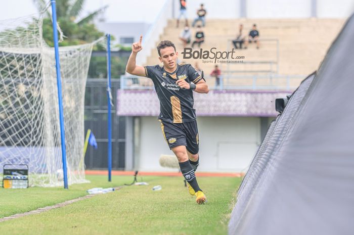 Pemain sayap kanan Dewa United, Egy Maulana Vikri, sedang melakukan selebrasi seusai mencetak gol dalam laga pekan ke-22 Liga 1 2022 di Stadion Indomilk Arena, Tangerang, Banten, Kamis (2/2/2023) siang.