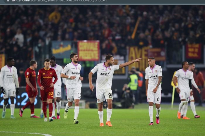 AS Roma tersingkir dari Coppa Italia setelah kalah 1-2 dari Cremonese yang sebelumnya mendepak Napoli dari ajang yang sama di babak 16 besar.