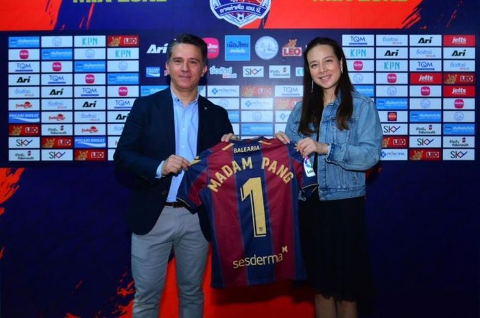 Direktur Levante, Daniel Pastor Tort (kiri), berpose dengan pemilik Port FC sekaligus manajer Timnas Thailand, Nualphan Lamsam.